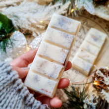 Load image into Gallery viewer, WINTER BLOSSOMS &amp; VANILLA CREMÈ | Preserved Wildflower Infused Wax Melts
