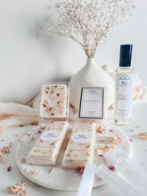 Load image into Gallery viewer, PEONY &amp; BLUSH SUEDE | Home Parfum
