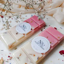 Load image into Gallery viewer, ROSEWOOD &amp; COCONUT CREMÈ | Preserved Rose &amp; Cornflower Infused Wax Melts
