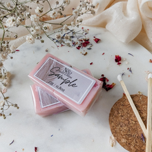 Load image into Gallery viewer, ROSEWOOD &amp; COCONUT CREMÈ | Preserved Rose &amp; Cornflower Infused Wax Melts
