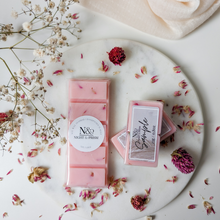 Load image into Gallery viewer, MARSHMALLOW &amp; PINK LYCHEE | Preserved Pink Petals Infused Wax Melts
