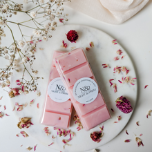 Load image into Gallery viewer, MARSHMALLOW &amp; PINK LYCHEE | Preserved Pink Petals Infused Wax Melts
