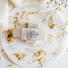 Load image into Gallery viewer, EGYPTIAN LINEN &amp; MIMOSA BLOSSOM | Preserved Calendula &amp; Citrine Crystal Infused Wax Melts
